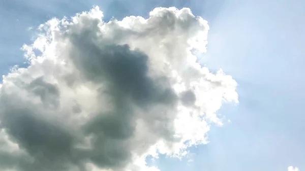 Kumuluswolken Wie Flauschige Weiße Wattebäusche Blauen Himmel Schön Sonnenuntergang Verschiedene — Stockfoto