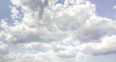 kümülüs bulutları var mavi gökyüzü kabarık beyaz pamuk topları gibi. Güzel gün batımı, çeşitli ebat ve şekillerde