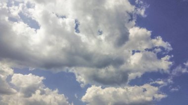 kümülüs bulutları var mavi gökyüzü kabarık beyaz pamuk topları gibi. Güzel gün batımı, çeşitli ebat ve şekillerde