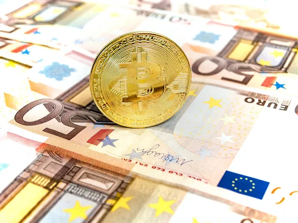Χρυσό Νόμισμα Bitcoin Τραπεζογραμμάτια Ευρώ Χαρτικά Κρυπτό Νόμισμα Φυσικά Χρονοδιάγραμμα — Φωτογραφία Αρχείου