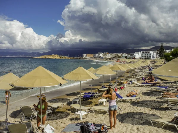 Menschen am Strand von Hersonissos — Stockfoto