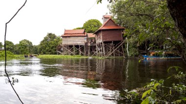 Tonle Sap Gölü, köy