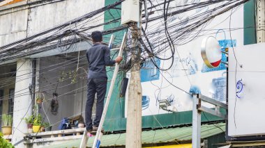 Merdiven üzerinde duran elektrikçi 