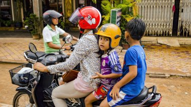 scooter üzerinde erkek çocuklarla