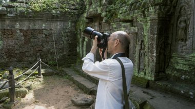 Angkor Wat, Siem Reap, Kamboçya - 13 Kasım 2017: Asya turist resim akıllı Angkor Wat güneş doğarken alıyor