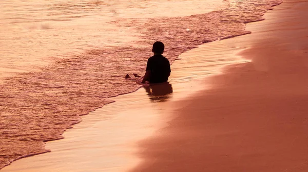 Niño en la playa — Foto de Stock