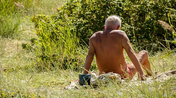 Muž důchodce na pláži — Stock fotografie