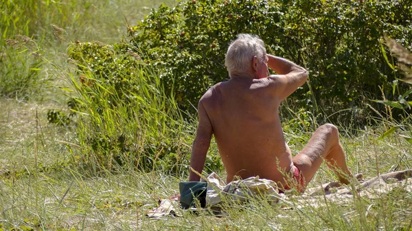 Manlig pensionär på stranden — Stockfoto