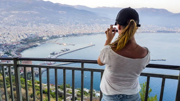 Kız resim alıyor
