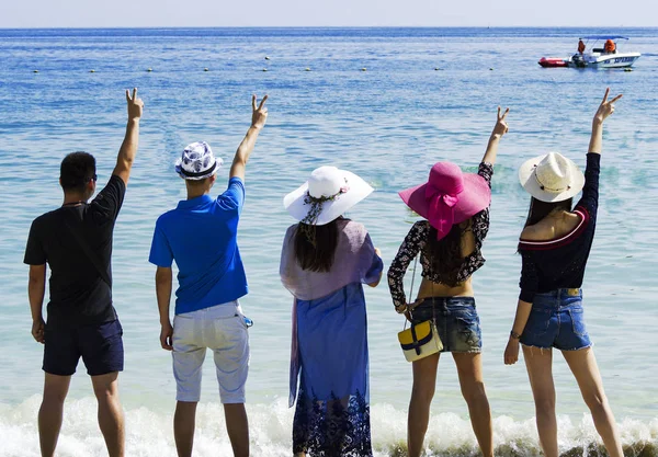 해변에서 행복 한 아시아 사람들 — 스톡 사진