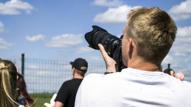 Fotoğraf makinesi tutan bir fotoğrafçı.
