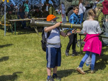 Büyük silahlar ve küçük çocuklar