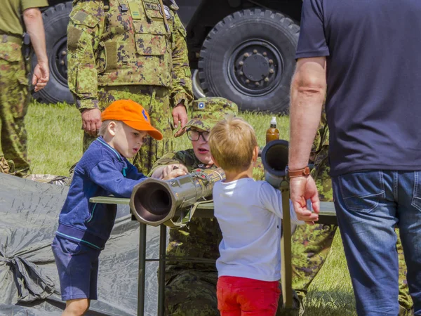 Büyük silahlar ve küçük çocuklar