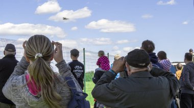 Fotoğraf makinesi tutan bir fotoğrafçı.