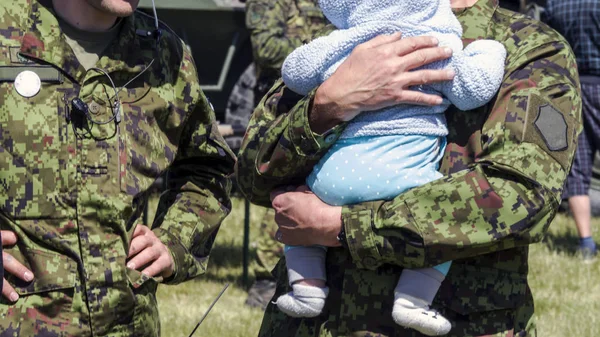 Soldat et enfant — Photo