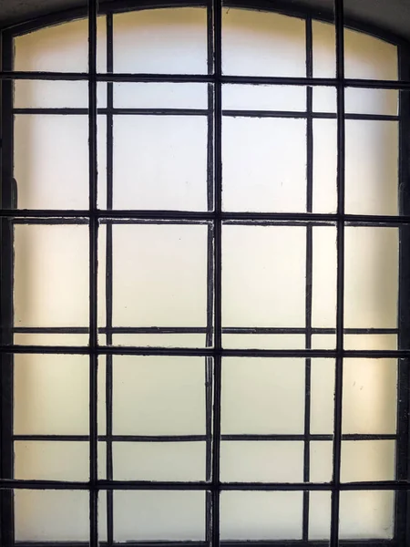 Fönster med metall gril — Stockfoto