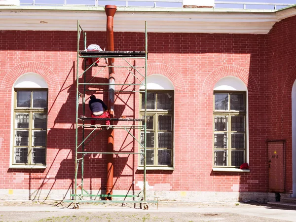 Construção e reparação de uma casa de tijolos — Fotografia de Stock