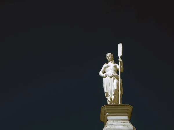 Statue einer Frau mit einem Paddel, — Stockfoto