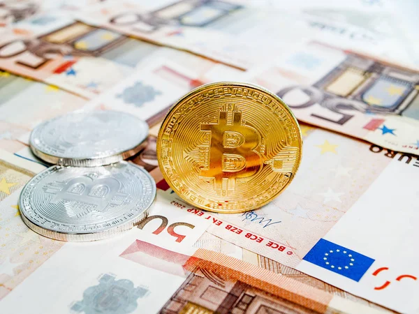 Χρυσό Bitcoin και μάτσο ευρώ — Φωτογραφία Αρχείου