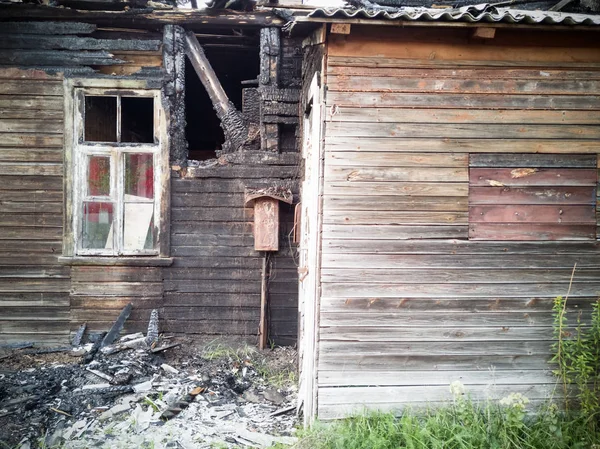 Casa de madera quemada — Foto de Stock