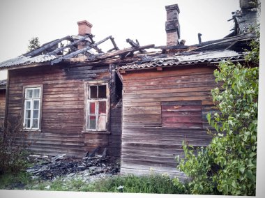  Yakılan aşağı ahşap ev