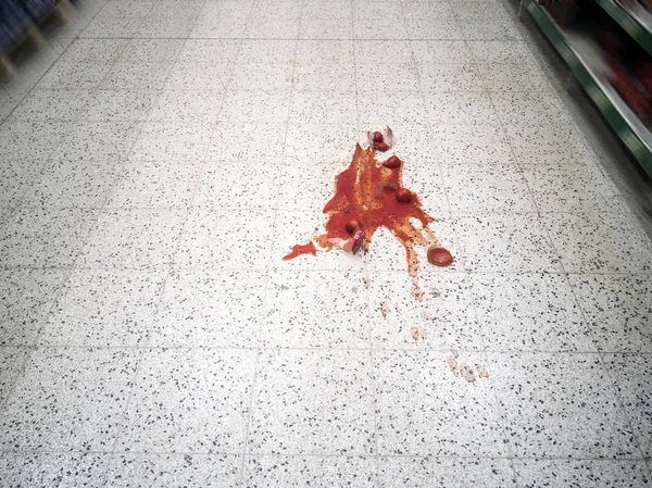 Supermarket and shelfbroken bottle — Stock Photo, Image