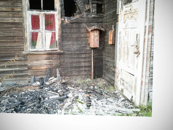 Dřevěný dům hořel dolů — Stock fotografie