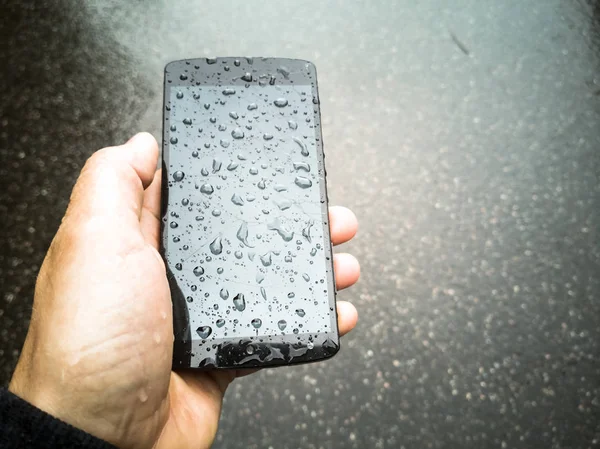 Рука держит сломанный смартфон — стоковое фото