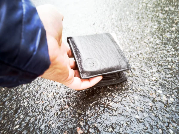 Lost Wallet on road