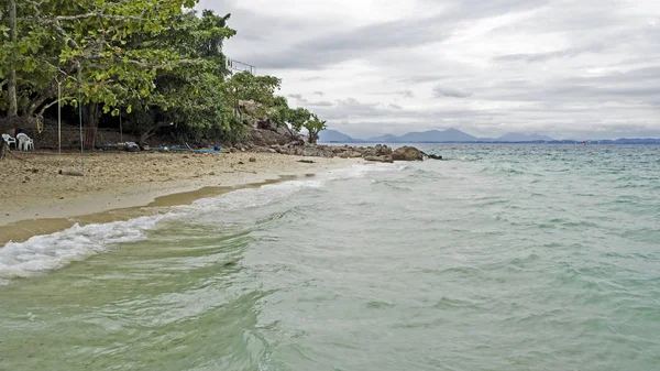 Skały i ocean, plaża Azjatki — Zdjęcie stockowe