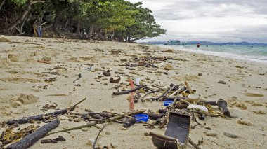 Kayalar ve ocean Beach Tayland, Koh Thalo tropik ada, muhteşem tropik deniz. Plaj tropikal deniz kirliliği. Çöp ve atıklar 