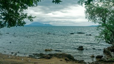 Kayalar ve okyanus, Asya beach