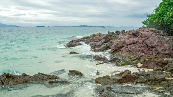 Skały i ocean, plaża Azjatki — Zdjęcie stockowe