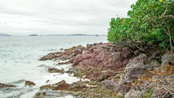 Rochers et océan, plage asiatique — Photo