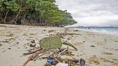 Kayalar ve okyanus, Asya beach, kirliliği