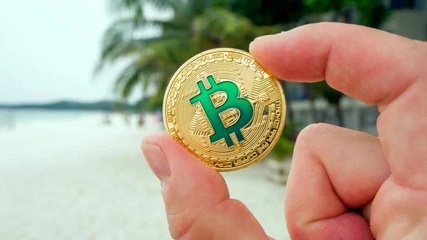 Χέρι εκμετάλλευση χρυσή bitcoin, παραλία — Φωτογραφία Αρχείου