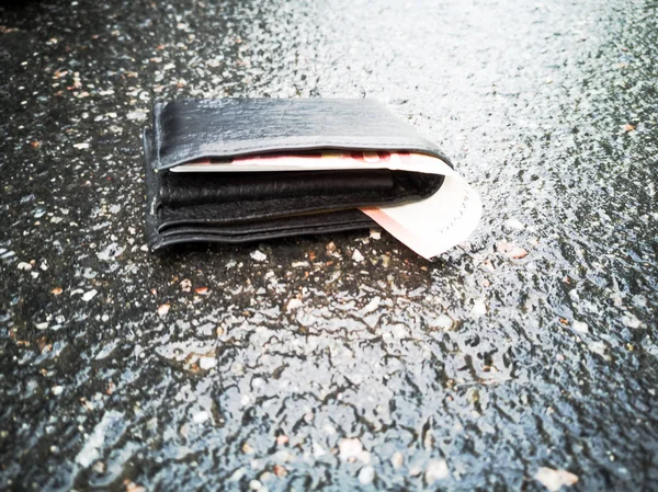 Потерял бумажник на дороге — стоковое фото
