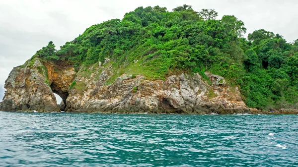 Rochers et océan, plage asiatique — Photo