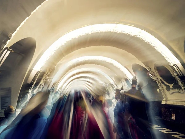 Siluetas Túnel Yendo Hacia Luz Gente Caminando Través Pasillo Iluminado — Foto de Stock