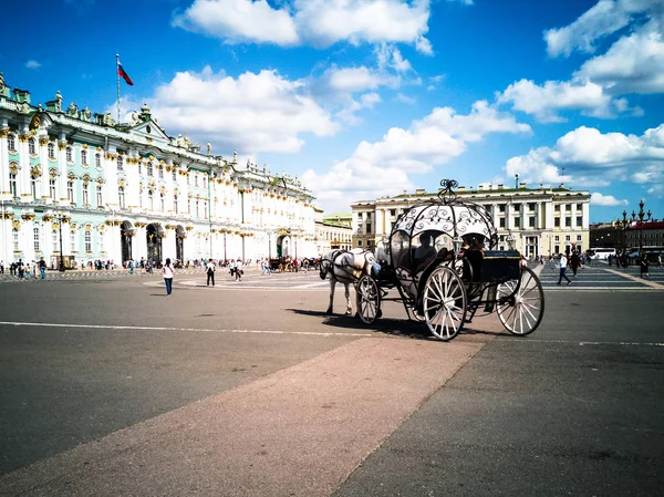 Chariots tirés par des chevaux, Place du Palais — Photo