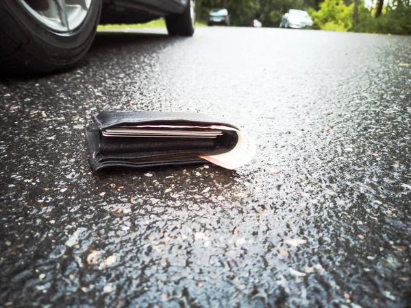 Потерял бумажник на дороге — стоковое фото