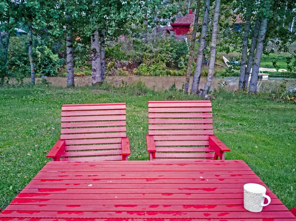 Rode picknicktafels en stoelen — Stockfoto