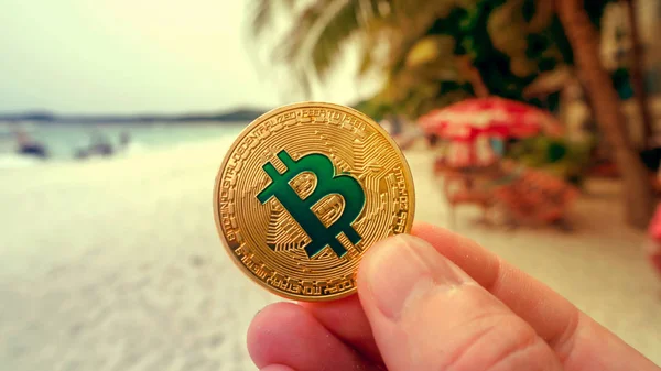 El tutma altın bitcoin, plaj