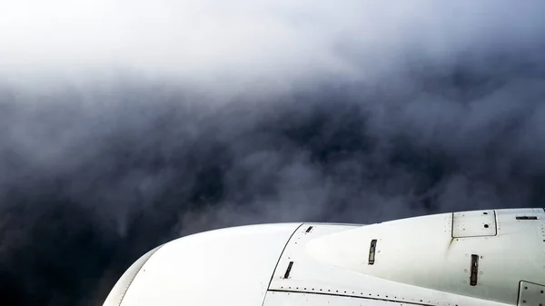 飛行機は雲の上 — ストック写真