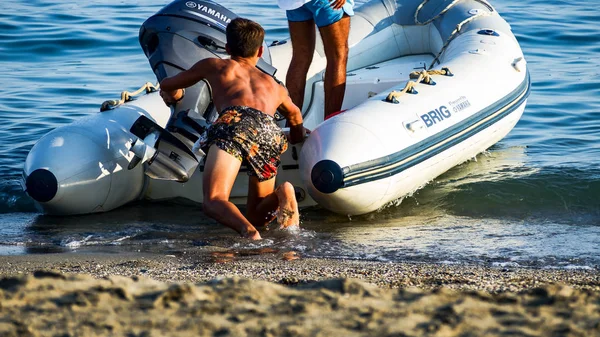 Barco inflável na praia, praia arenosa . — Fotografia de Stock