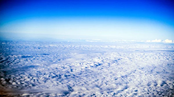 雲、飛行機の窓 — ストック写真