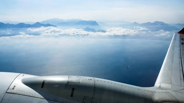 Uçak bulutların üstünde — Stok fotoğraf
