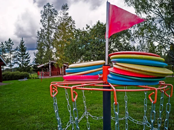 Disco em uma cesta de golfe de disco — Fotografia de Stock