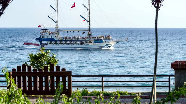 Blick auf das Touristenschiff in alanya — Stockfoto