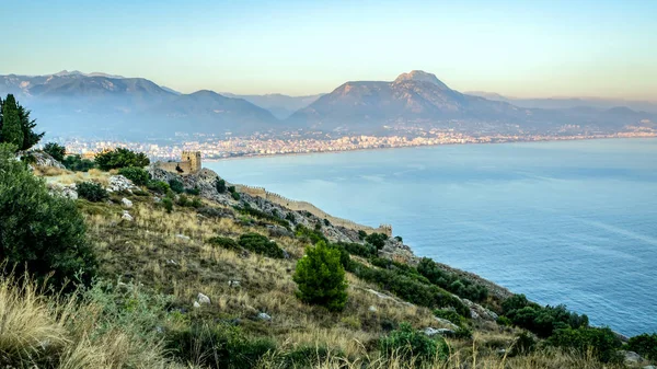 Vue sur Alanya et les montagnes — Photo